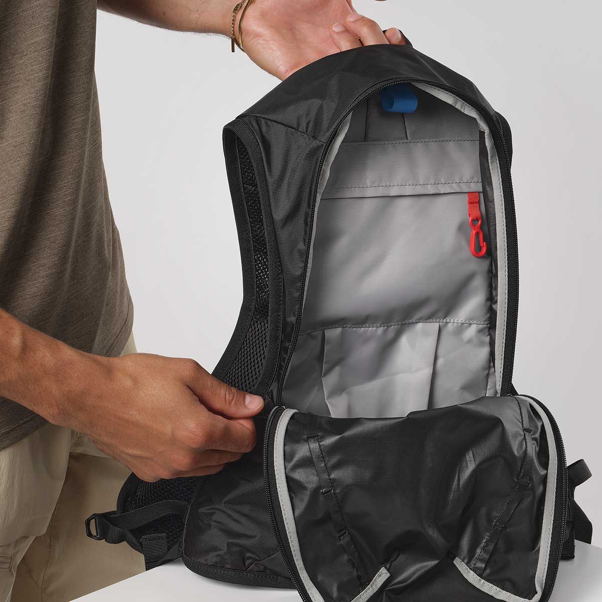 UNISEX CROSS 8 ユニセックス パック ハイキング ランニングバッグ トレラン